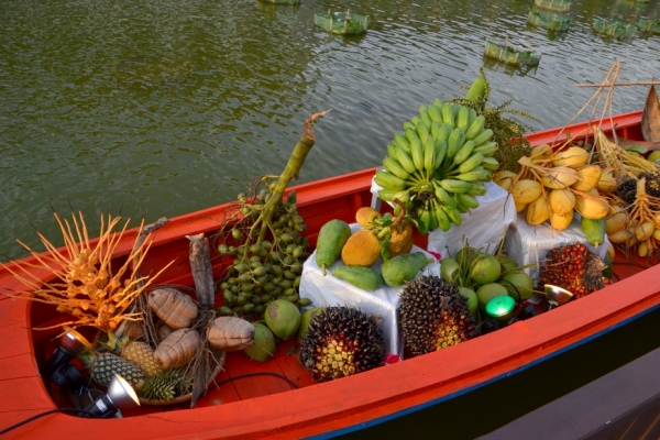 Zdjęcie z Tajlandii - Tajskie swieto plonow - lodzie wypelnione produktami rolnymi