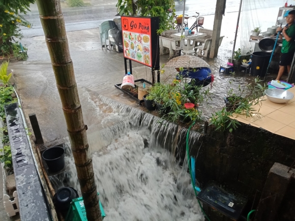 Zdjęcie z Tajlandii - Kiedy jedlismy obiad ulica zamienila sie w rwaca rzeke :)