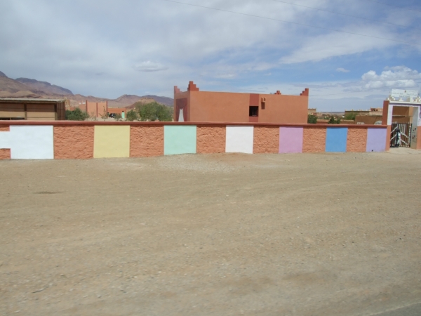 Zdjęcie z Maroka - mury szkół