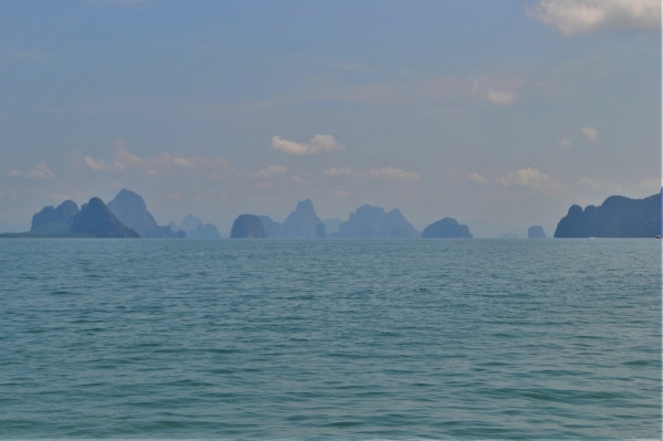 Zdjęcie z Tajlandii - W oddali skaliste wysepki zatoki Phang-nga