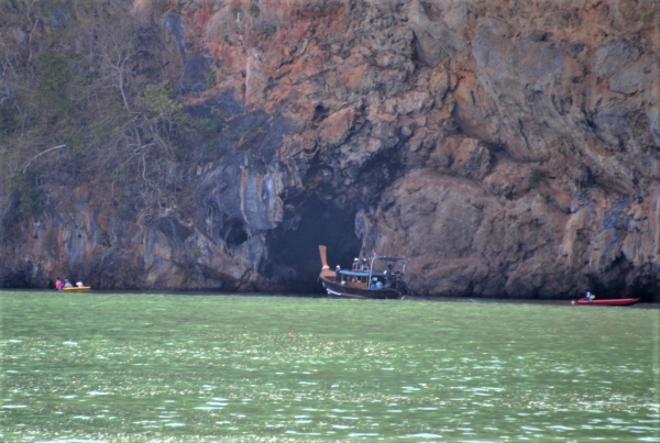 Zdjęcie z Tajlandii - Doplywamy do morskiej jaskini