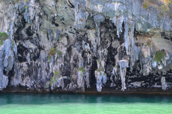 Zdjęcie z Tajlandii - Zwisajace nad woda stalaktyty