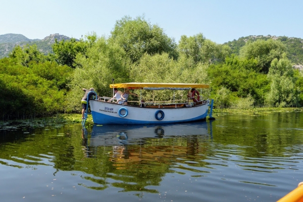 Zdjęcie z Czarnogóry - na pełne wody jeziora wypływa się najpierw wąskimi kanałami 