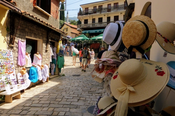 Zdjęcie z Czarnogóry - jak to w takich miejscach: handlowa uliczka