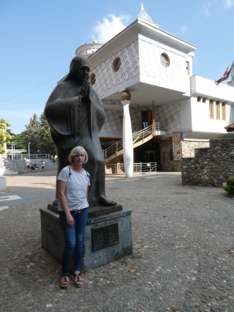Zdjęcie z Macedonii - Przed pomnikiem Matki Teresy z Kalkuty