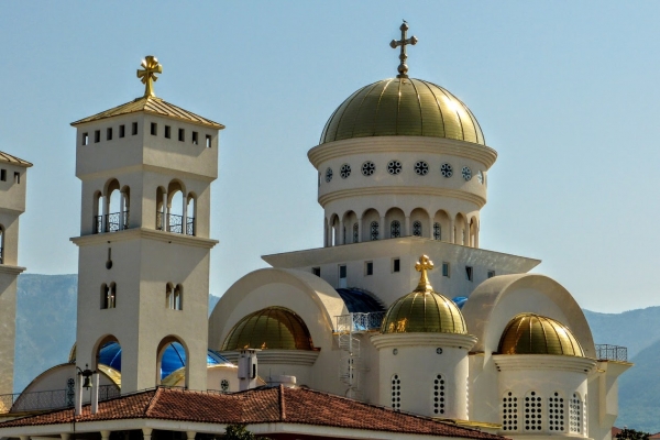Zdjęcie z Czarnogóry - Sobór ma aż 2800 m2 powierzchni;  to jedna z największych cerkwi na świecie