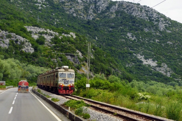 Zdjęcie z Czarnogóry - nie jest to słynny pociąg Belgrad-Bar (jazda którym jest moim nowym marzeniem)
