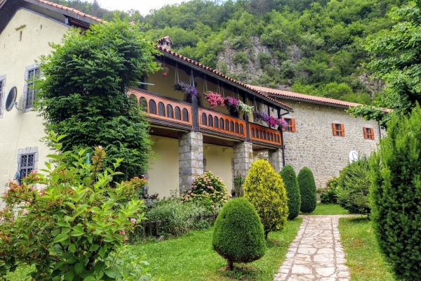 Zdjęcie z Czarnogóry - budynki klasztorne wokół - pięknie wkomponowane w urokliwy ogród