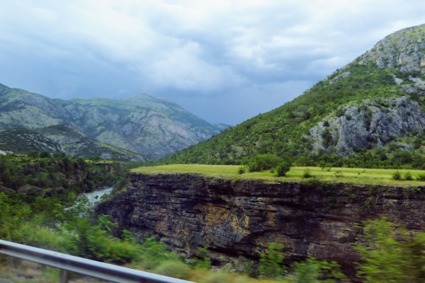Zdjęcie z Czarnogóry - Moraca wyżłobiła tu niesamowite koryto