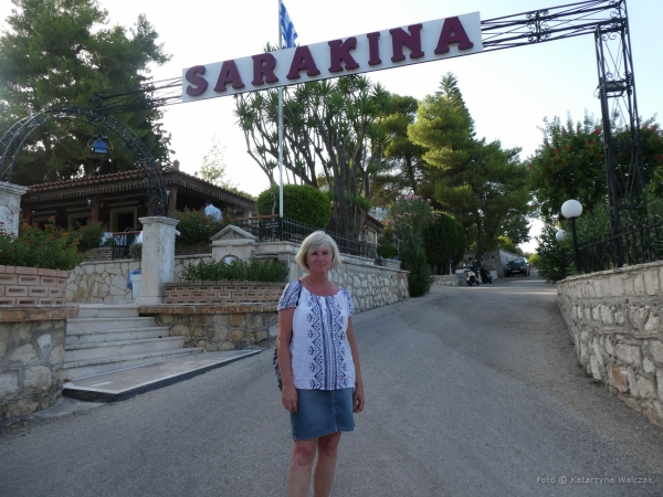 Zdjęcie z Grecji - Przed wejściem do taverny Sarakina