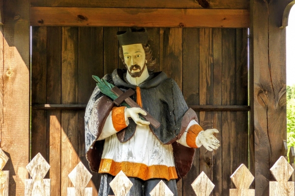 Zdjęcie z Polski - figurka Jana Nepomucena w XVIII wiecznej kapliczce