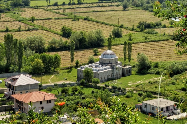 Zdjęcie z Albanii - widok na "Ołowiany Meczet" - ponoć jego dach pokryty jest właśnie ołowiem 
