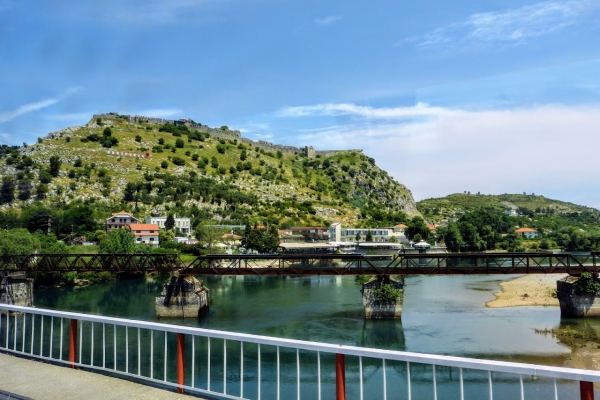 Zdjęcie z Albanii - to samo miejsce z perspektywy mostu 