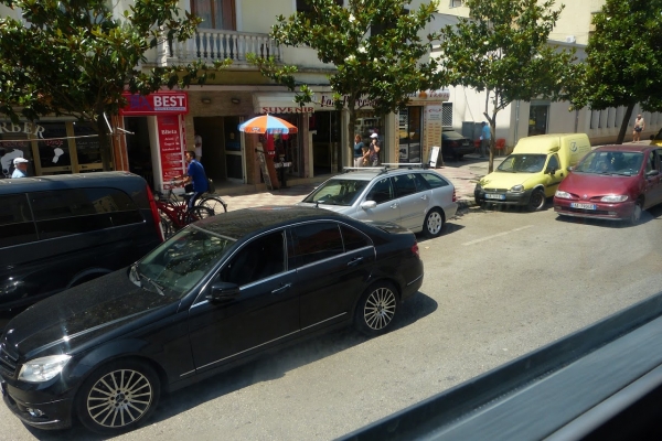 Zdjęcie z Albanii - tutaj samochody parkuje się na dwóch pasach :)) 
