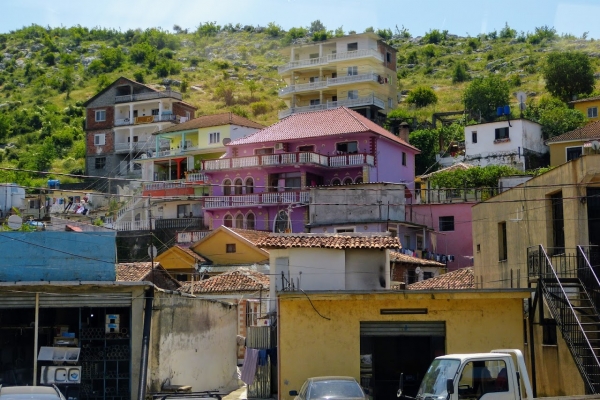 Zdjęcie z Albanii - nie boją się jaskrawych kolorków elewacji :) 