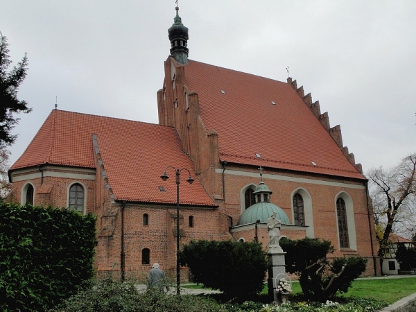 Zdjęcie z Polski - Idziemy pasażem wokół katedry.