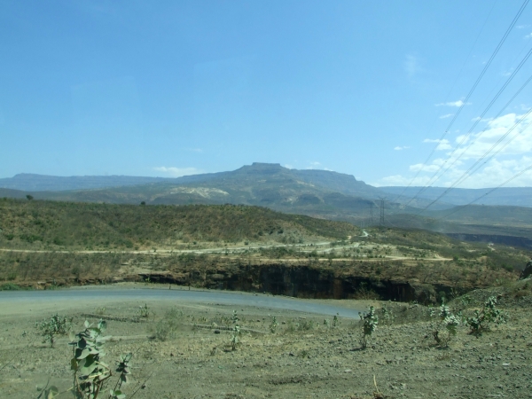 Zdjęcie z Etiopii - a szosa się wije