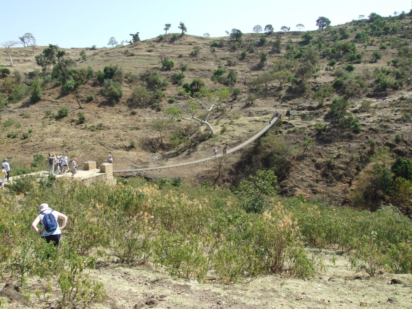 Zdjęcie z Etiopii - z mostu możesz spojrzeć na rozpadlinę