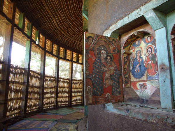 Zdjęcie z Etiopii - obchodzimy kościół