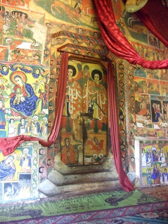 Zdjęcie z Etiopii - cały wewnętrzny kśc pokryty jest freskami