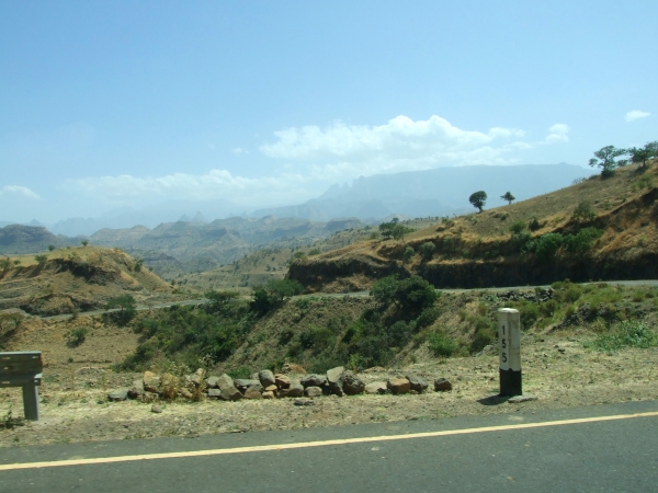 Zdjęcie z Etiopii - a droga się wije