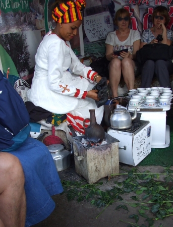 Zdjęcie z Etiopii - tradycyjne parzenie kawy
