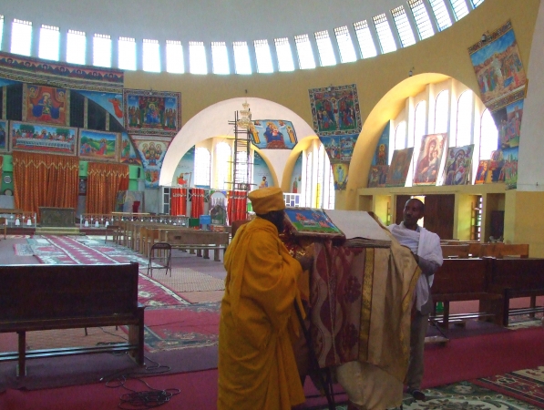 Zdjęcie z Etiopii - stara księga liturgiczna