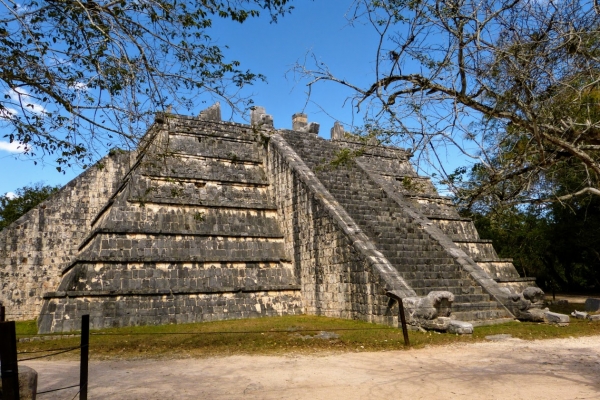 Zdjęcie z Meksyku - na terenie Chichen Itza znajduje się ciekawa niewielka piramida- jako Grobowiec Kapłana