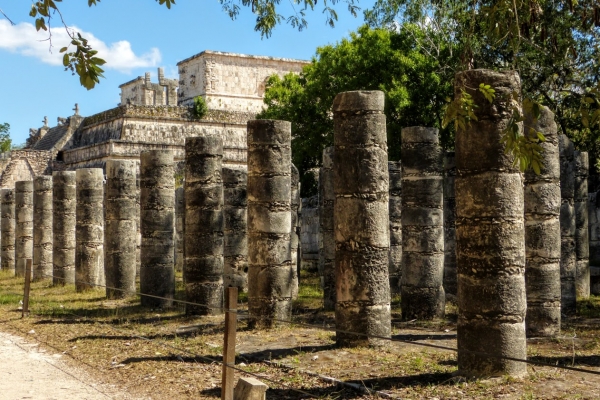 Zdjęcie z Meksyku - Świątynia Wojowników otoczona lasem kolumn