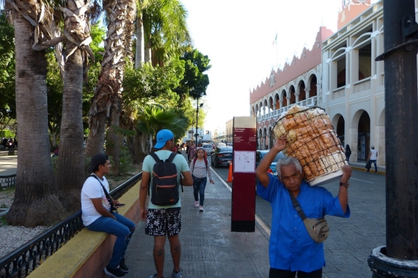 Zdjęcie z Meksyku - Pan targa przeróżne chipsy i chrupki;  może komuś chrupka? 