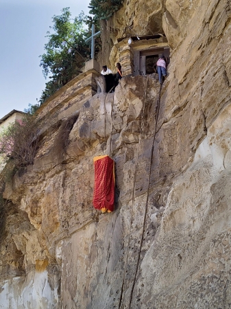 Zdjęcie z Etiopii - wciąganie trumny do klasztoru Debre Damo