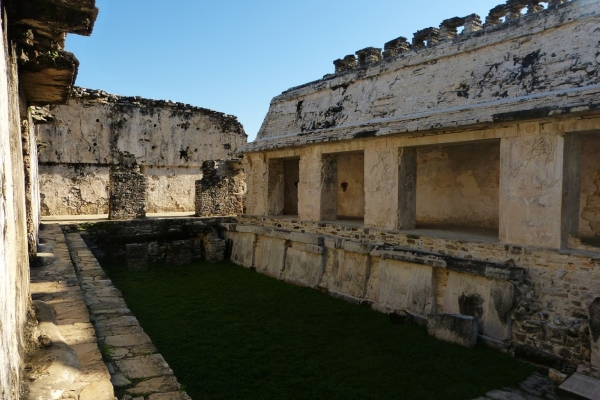 Zdjęcie z Meksyku - Dziedziniec we wschodniej części Pałacu z zachowanymi płytami przedstawiającymi wizerunki pojmanych 
