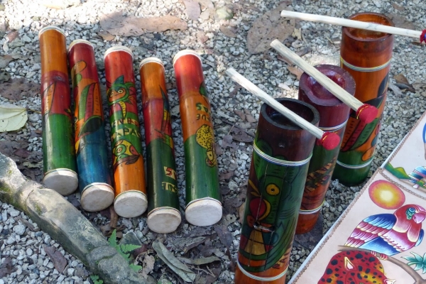 Zdjęcie z Meksyku - jakieś malowane, drewniane instrumenty bębenkowe