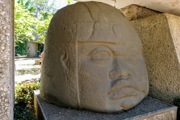 Zdjęcie z Meksyku - ark ten słynie głównie z wielkich rzeźb przedstawiających olmeckie głowy,