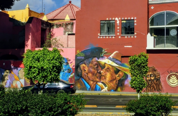 Zdjęcie z Meksyku - i wyjeżdżamy z Puebli podziwiając po drodze kolorowe murale