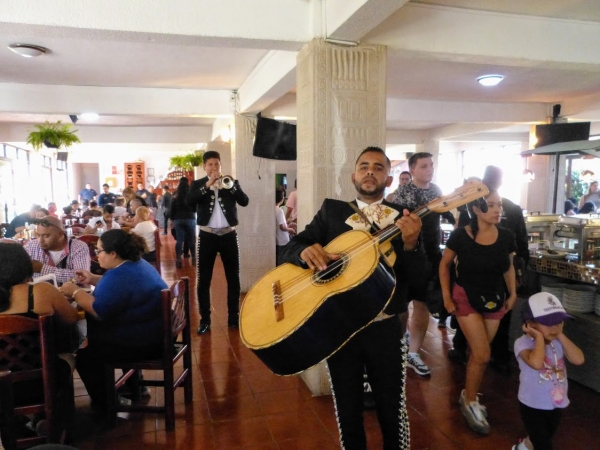 Zdjęcie z Meksyku - dużo tu ludzi, hałas + azteckie śpiewy i muzykujący mariachi! wszystko bębni nad głową! jak tu jeść 