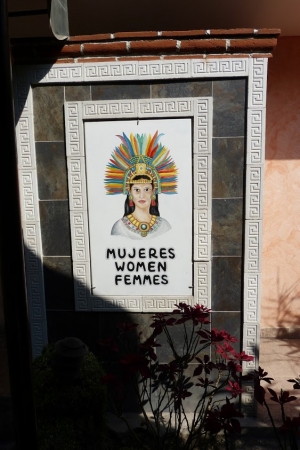 Zdjęcie z Meksyku - toaleta damska tylko dla Pań w pióropuszu z quetzala 😊