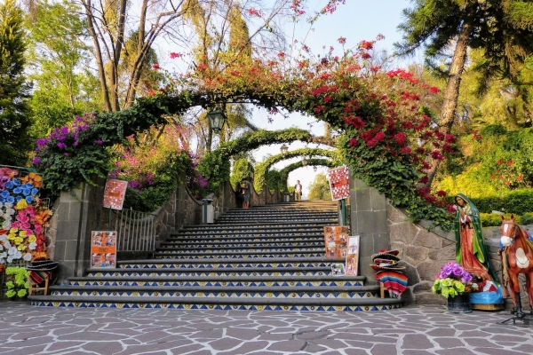 Zdjęcie z Meksyku - na Wzgórze Tepeyac prowadzą piękne ceramiczne schody, których podstopnice wyłożone są uroczymi 