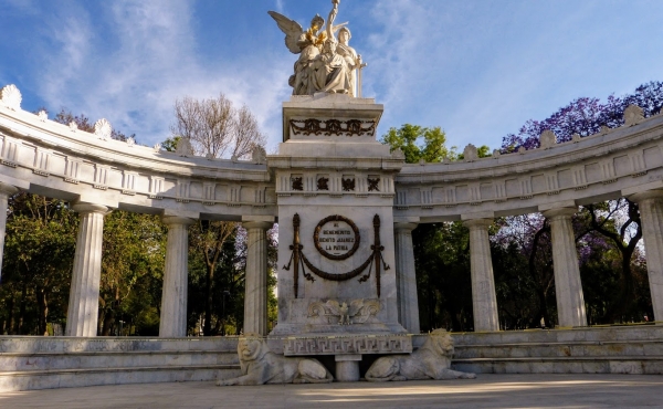 Zdjęcie z Meksyku - po drodze mijamy ładną neoklasycystyczną kolumnadę ku czci Benito Juareza
