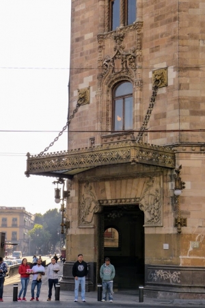Zdjęcie z Meksyku - piękny narożnik Poczty z drzwiami ozdobionymi "mostem zwodzonym"? 😊