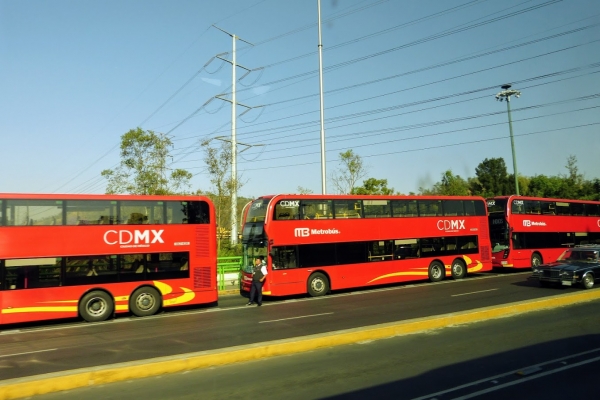 Zdjęcie z Meksyku - metrobusy- bardzo popularny środek komunikacyjny w CDMX