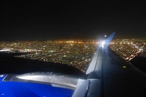 Zdjęcie z Meksyku - pod nami  Mexico City w zupełnych już ciemnościach 