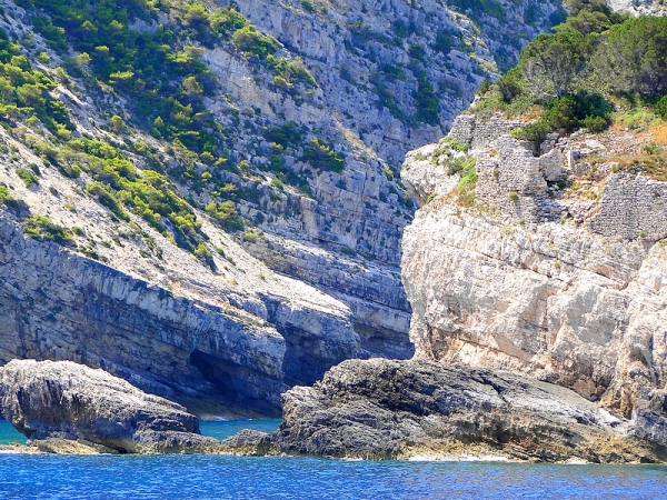 Zdjęcie z Grecji - Wybrzeże wyspy jest niezwykle urozmaicone.