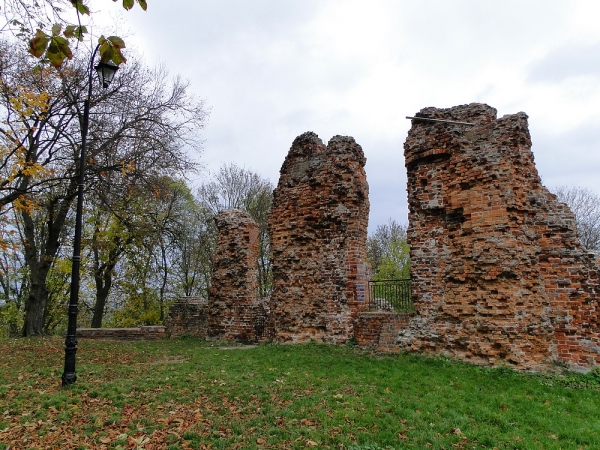 Zdjęcie z Polski - Tyle zostało z imponującego zamku...