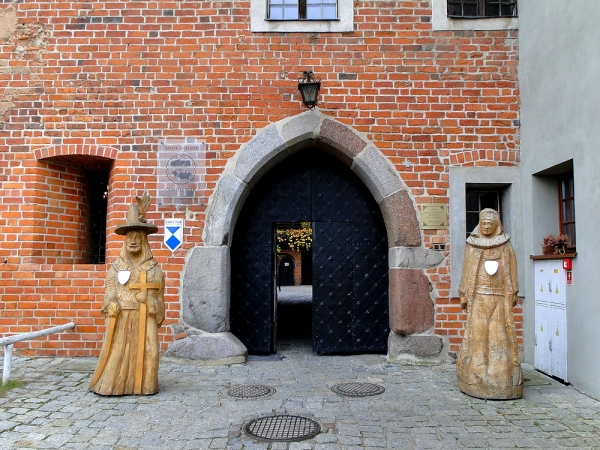 Zdjęcie z Polski - Przy wejściu na dziedziniec wita gości król Zygmunt III Waza i królewna Anna Wazówna