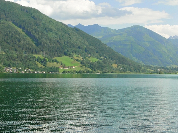 Zdjęcie z Austrii - I piękne widoki na otaczające jezioro góry.