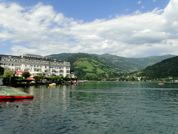 Zdjęcie z Austrii - Na samym brzegu jeziora - luksusowy Grand Hotel...