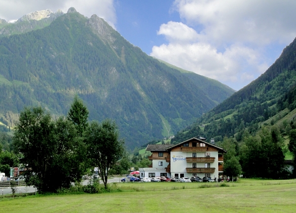 Zdjęcie z Austrii - Nasz pensjonat na tle Wysokich Taurów.