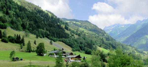 Zdjęcie z Austrii - i widok z naszego tarasu na wprost - wiejskie budynki na alpejskich łąkach :)