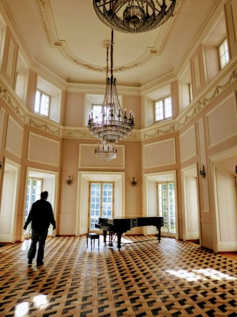 Zdjęcie z Polski - sala balowa z fortepianem Ignacego Paderewskiego 
